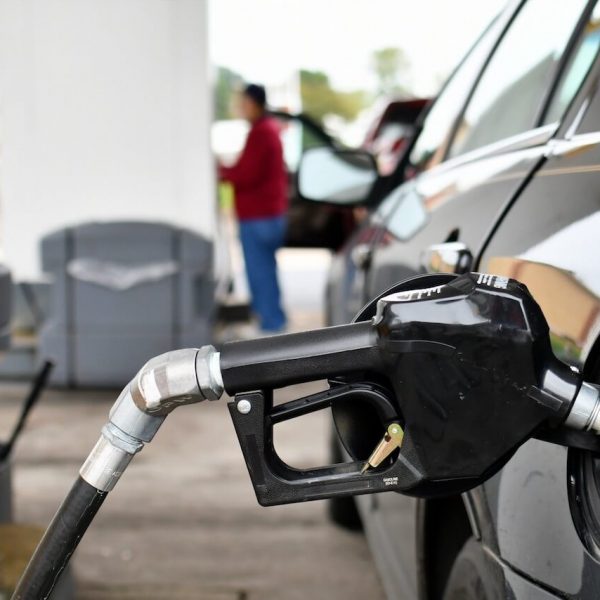 pumping-gasoline-into-a-gas-tank-at-a-filling-station-putting-gas-in-your-car-truck-or-other-vehicle_t20_godQzx-qis139k1vzl2slcmuijrt9rw1li3j4bv0k9byecf3k